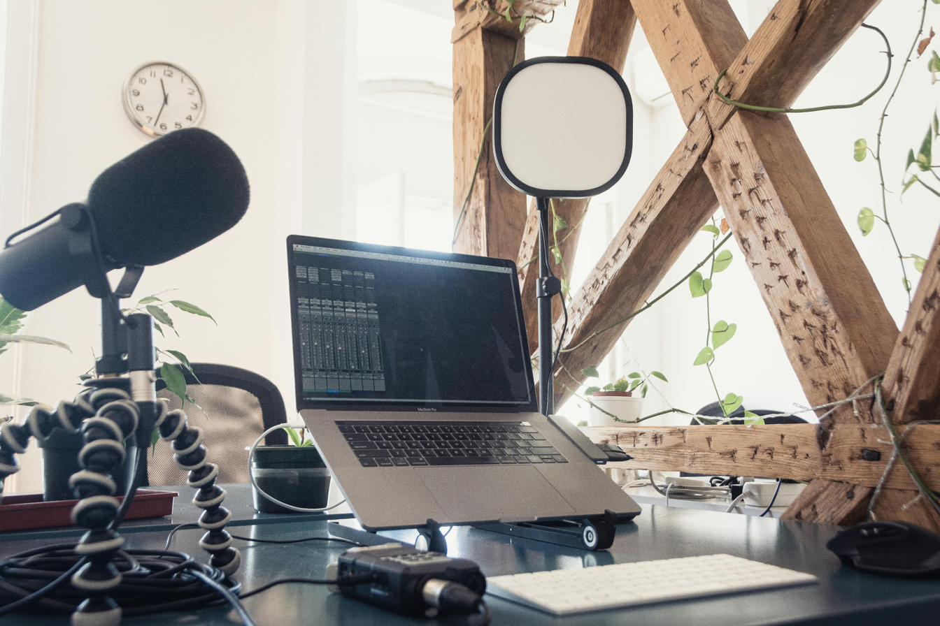Creador grabando un podcast desde su home-studio